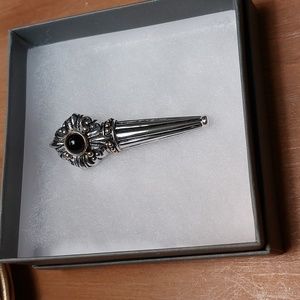 Accent pin